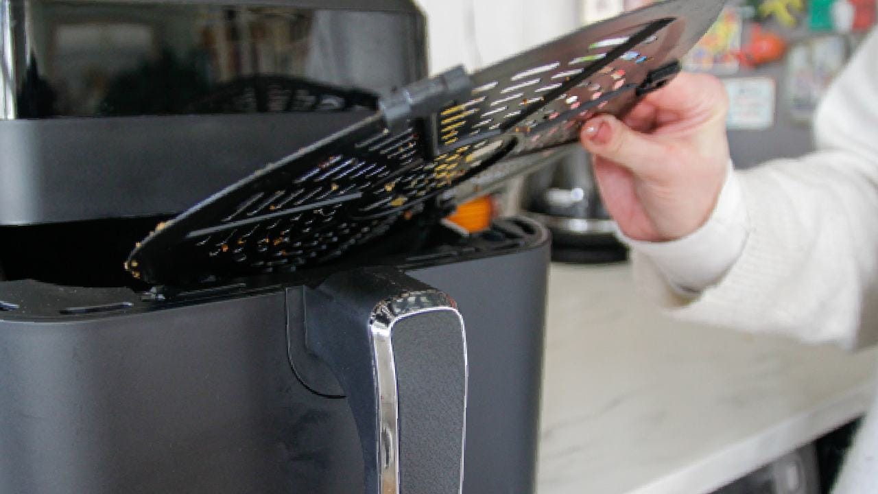 Clean Air Fryer: এয়ার ফ্রায়ারের বারোটা বেজে যাওয়ার আগে সাবধান! এটা করুন