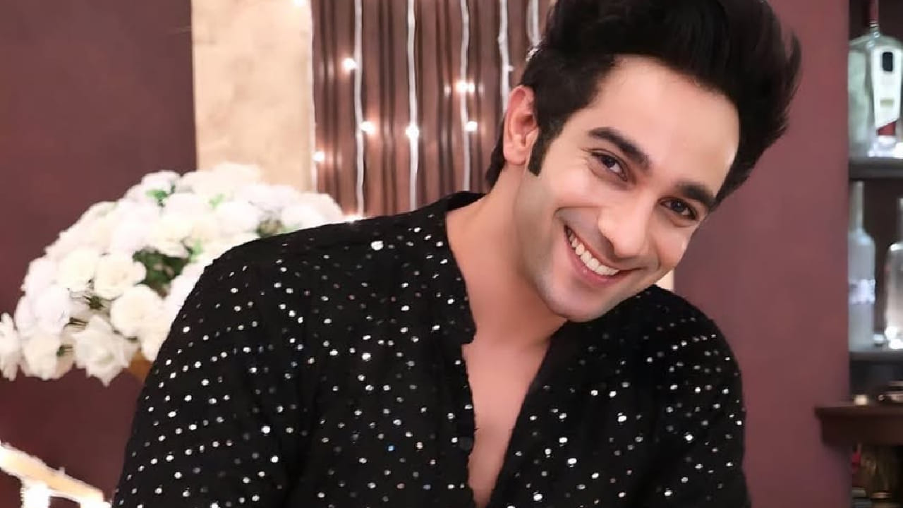 হিন্দি টেলিভিশনের অন্যতম পরিচিত অভিনেতা আমন গান্ধীও এই সিজনে নামছেন সম্পূর্ণ নতুন অবতারে। ‘নাগিন ৩’ এবং ‘ভাগ্যলক্ষ্মী’র মতো একাধিক সফল ধারাবাহিকে নিজের চমৎকার অভিনয়ের স্বাক্ষর রেখেছেন তিনি। ডেইলি সোপের সেট ছেড়ে সরাসরি রিয়্যালিটি শোয়ের কঠিন প্রতিদ্বন্দ্বিতায় তাঁর পারফর্ম্যান্স কেমন হয়, দেখার অপেক্ষায় অনুরাগীরা। Facebook