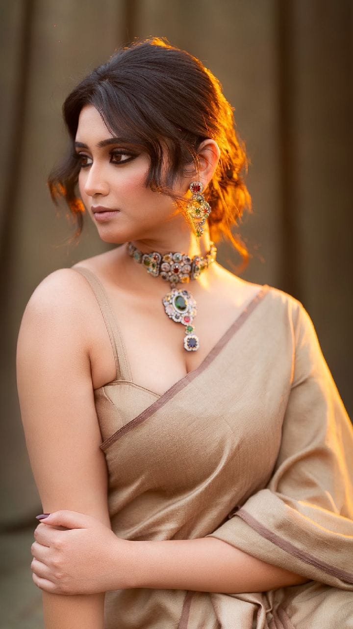 লাল শাড়িতে নজর কাড়লেন অঙ্কিতা মল্লিক