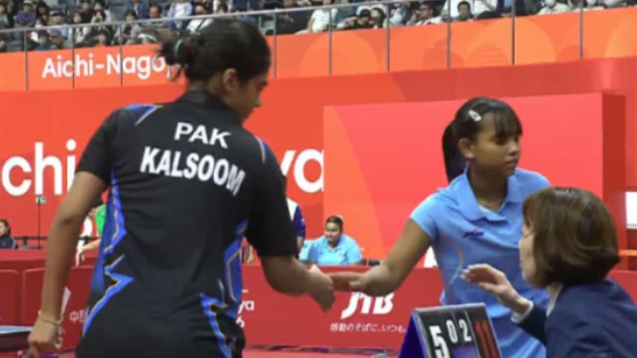 Ind vs Pak Handshake: দু'দেশের অ্যাথলিটের 'নিষিদ্ধ' কাজ, এশিয়ানে টিটিতে হেলায় পাক বধ ভারতের! Ind vs Pak Handshake: দু'দেশের অ্যাথলিটের 'নিষিদ্ধ' কাজ, এশিয়ানে টিটিতে হেলায় পাক বধ ভারতের!
