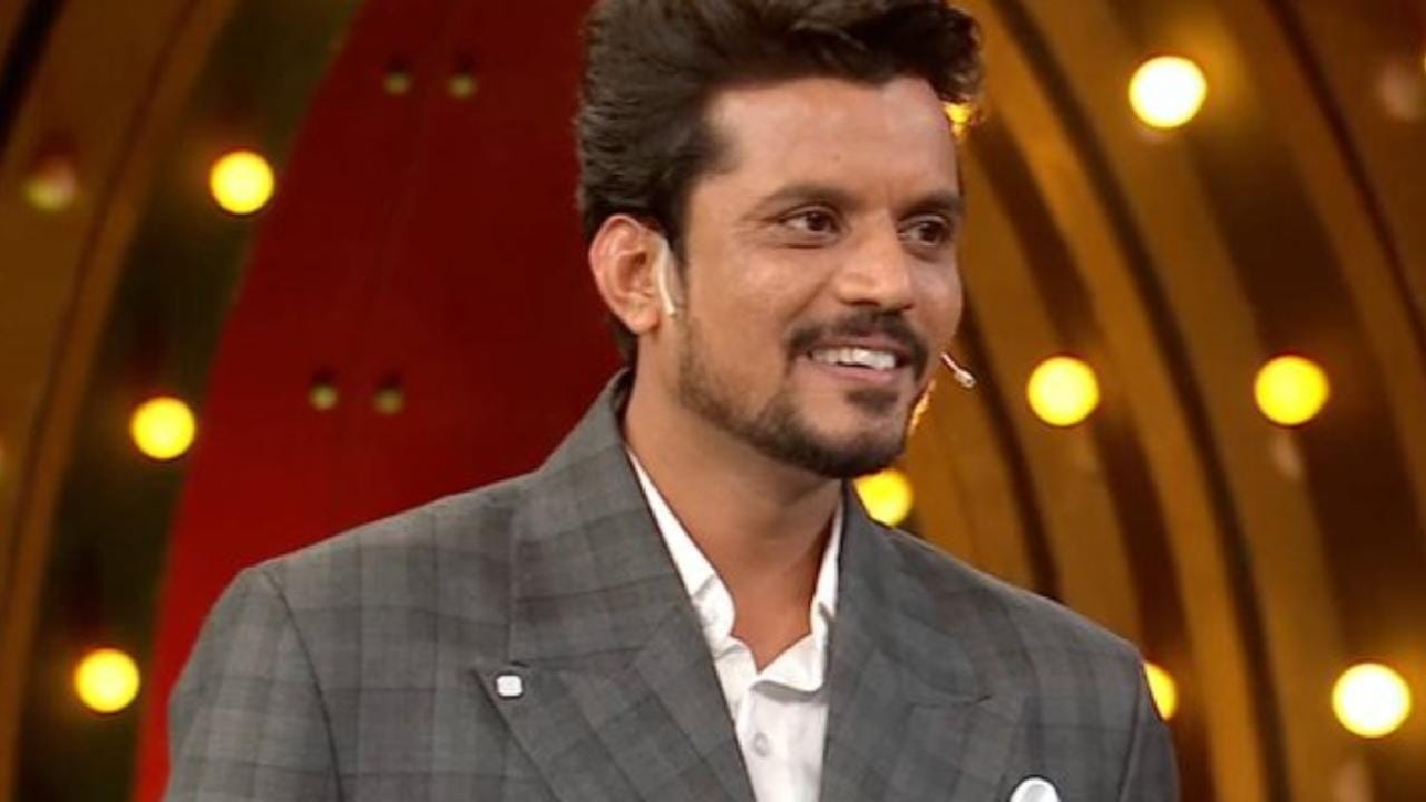 ‘পঞ্চায়েত’, ‘মির্জাপুর’ এবং ‘পাতাল লোক’-এর মতো তুমুল জনপ্রিয় সিরিজে অভিনয় করে দর্শকদের মন জিতেছেন আসিফ খান। শক্তিশালী চরিত্রাভিনেতা হিসেবে ওটিটি প্ল্যাটফর্মে নিজের আলাদা জায়গা পাকা করার পর এবার তাঁর নতুন ইনিংস। চিত্রনাট্য ছাড়া বাস্তবের কঠিন খেলায় তিনি কেমন খেলেন, নজর থাকবে সেই দিকেই। Facebook