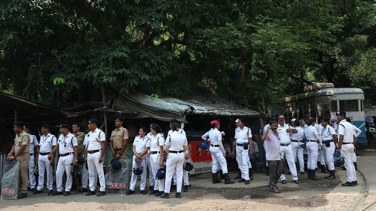 কলকাতা পুলিশের সাদা ইউনিফর্মের পিছনে একাধিক কারণ আছে। কলকাতার গরম আবহাওয়া, ব্রিটিশ আমলের ইতিহাস ও দীর্ঘদিনের ঐতিহ্য - সবকিছু মিলেই এই পোশাকের পরিচয় তৈরি হয়েছে। তাই কলকাতা পুলিশের সাদা ইউনিফর্ম সবার কাছে খুব পরিচিত। (Credit - Getty Images)