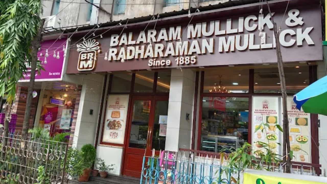 Balaram Mullick: বলরাম মল্লিক রাধারমন মল্লিক মিষ্টির দোকানও! কেন লাইসেন্স বাতিল ধরে ধরে বলল KMC Balaram Mullick: বলরাম মল্লিক রাধারমন মল্লিক মিষ্টির দোকানও! কেন লাইসেন্স বাতিল ধরে ধরে বলল KMC