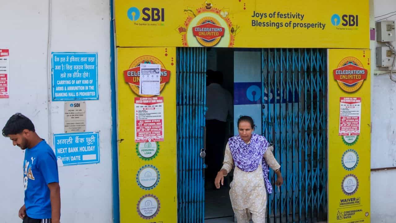 Bank Strike Deferred: তুলে নেওয়া হল ব্যাঙ্ক ধর্মঘট, আজ থেকে খোলা ব্যাঙ্ক, শেষ মুহূর্তে হঠাৎ কীভাবে বদলাল সিদ্ধান্ত? Bank Strike Deferred: তুলে নেওয়া হল ব্যাঙ্ক ধর্মঘট, আজ থেকে খোলা ব্যাঙ্ক, শেষ মুহূর্তে হঠাৎ কীভাবে বদলাল সিদ্ধান্ত?