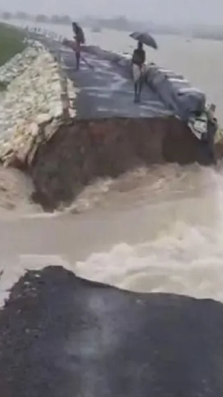 গঙ্গার জল বেড়ে ভাঙল ভুতনির বাঁধ, চরম দুর্ভোগে স্থানীয় বাসিন্দারা