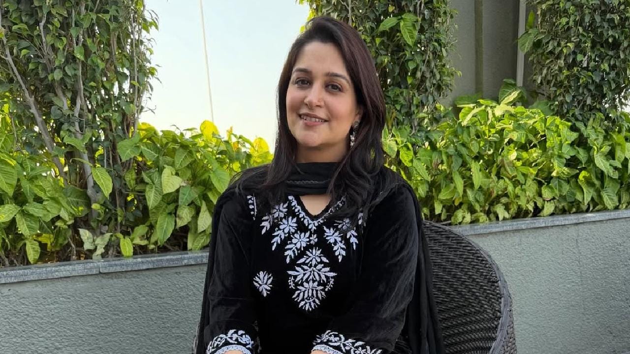 সোশাল মিডিয়ায় নিজের ভ্লগের মাধ্যমে কাজের জগতে ফেরার এই নতুন পরিকল্পনার কথা জানিয়েছেন অভিনেত্রী। তবে ভক্তরা তাঁকে মেগা সিরিয়ালে দেখার জন্য মুখিয়ে থাকলেও এখনই তা হচ্ছে না। শারীরিক পরিস্থিতির কথা মাথায় রেখেই আপাতত দীর্ঘ সময়ের প্রজেক্ট থেকে দূরে রয়েছেন তিনি। Instagram