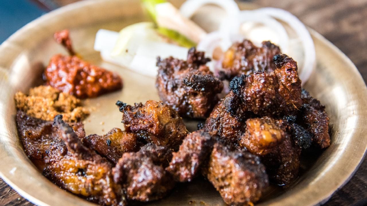 পোড়া খাবার (Burnt Food) অনেকেরই খুব প্রিয় হলেও অতিরিক্ত পোড়া খাবার নিয়মিত খাওয়া স্বাস্থ্যের জন্য একেবারেই ভালো নয়। মা-ঠাকুমারা আগে বলতেন পোড়া খাবার খেলে শরীরে নানা রোগ বাসা বাঁধে, যা অনেকেই এতদিন কুসংস্কার ভাবতেন। তবে আধুনিক চিকিৎসা বিজ্ঞানের গবেষণায় প্রমাণিত হয়েছে যে বড়দের সেই বারণের পেছনে রয়েছে বাস্তব বৈজ্ঞানিক সত্য।