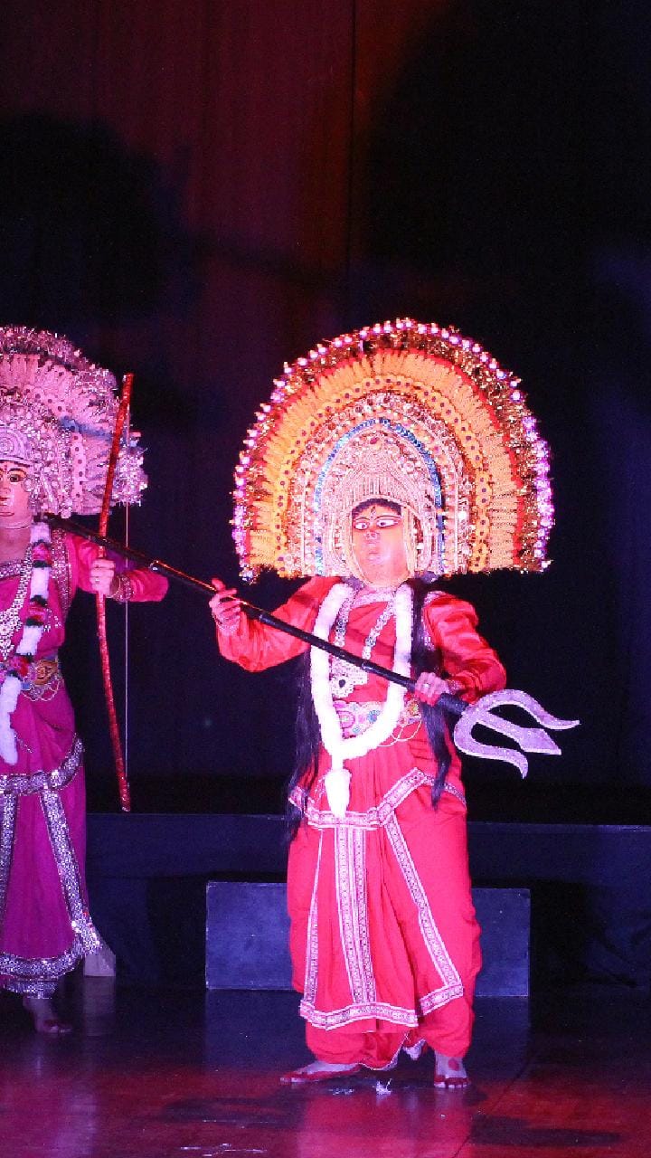 উৎসবের মরশুমেও চিন্তায় ছৌ শিল্পীরা!