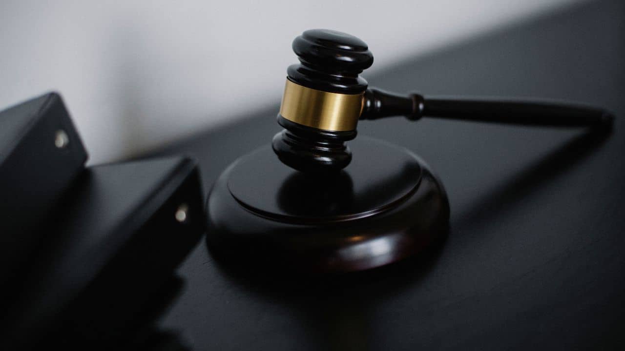 দুজনেরই থাকে আইনের ডিগ্রি, তাহলে Lawyer আর Advocate-র মধ্যে পার্থক্য কী জানেন?