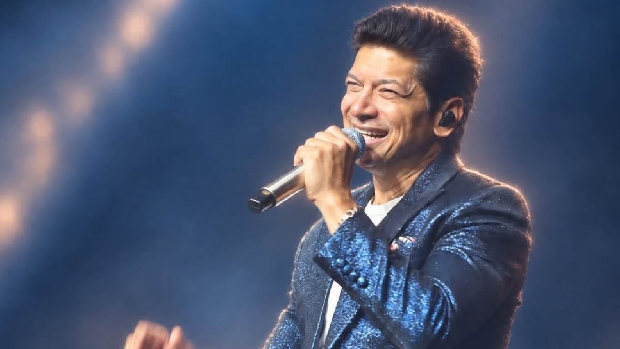 বাসের জানলা দিয়ে স্কুলছাত্রীরা শানকে দেখতে পেয়েই তুমুল চিৎকার শুরু করে দেয়। তারা দূর থেকে গায়ককে দেখেই শাহরুখ খান ভেবে ভুল করে বসেছিল। এরপর বাস থেকে হুড়মুড়িয়ে নেমে শানকে চারপাশ থেকে ঘিরে ধরে সেই কিশোরীর দল।