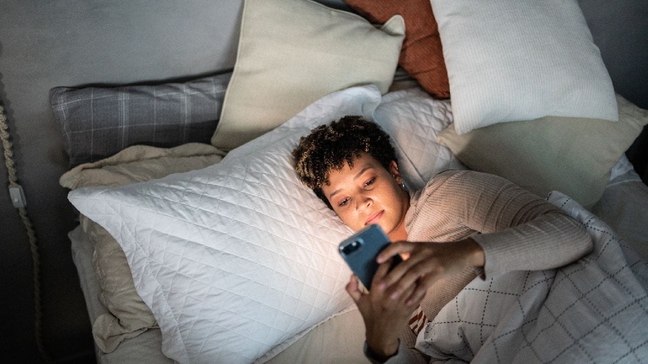 স্মার্টফোনের অ্যালার্মের (Smartphone Alarm) কর্কশ শব্দে ঘুম ভাঙা অনেকেরই রোজকার অভ্যাস। কিন্তু চিকিৎসকদের মতে, ঘুম ভাঙার এই হঠাৎ ধাক্কা শরীরের স্বাভাবিক ছন্দকে নষ্ট করে দেয়। এর ফলে চোখ খোলার সঙ্গে সঙ্গেই হৃৎপিণ্ডের ওপর অতিরিক্ত কাজের চাপ পড়তে শুরু করে।