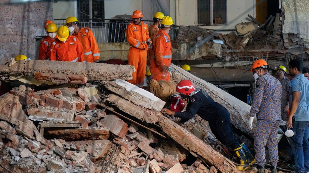 Delhi Building Collapse: দোকান জোড়া লাগিয়ে, তার উপরই গজিয়েছে পাঁচতলা বাড়ি! ভেঙে পড়া বহুতলে উদ্ধারকাজ চালাতে গিয়ে আঁতকে উঠছে পুরসভাই