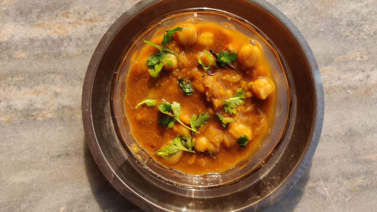 গরম ধোঁয়া ওঠা ঘুগনির সঙ্গে একটু পাউরুটি বা মুড়ি, বাঙালির কাছে এ এক স্বর্গীয় অনুভূতি। পাড়ার মোড় থেকে শুরু করে অফিস ক্যান্টিন, সব জায়গায় এই খাবারের অবাধ বিচরণ দেখা যায়। কিন্তু কখনও কি ভেবে দেখেছেন, আমাদের এই প্রিয় ঘুগনিকে ইংরেজিতে ঠিক কী বলা হয়? Getty Images