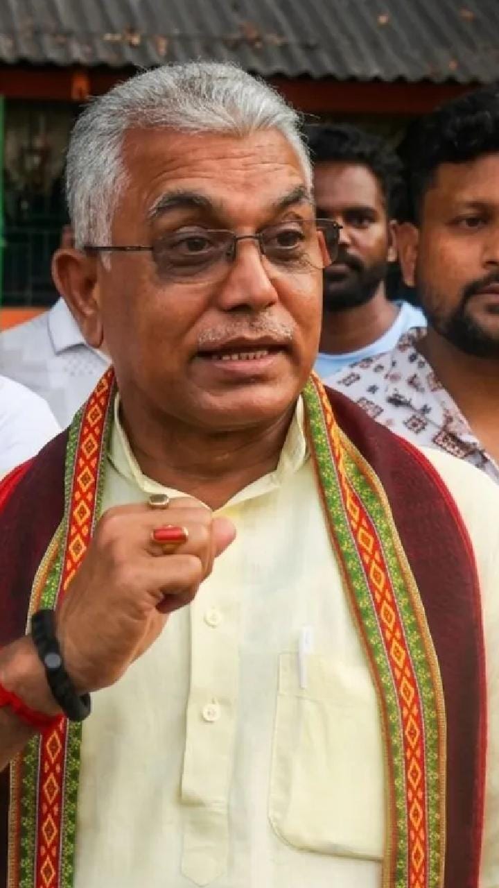 আমাদের সরকার এমন নির্দেশ দেয়নি যে মুখ্যমন্ত্রীর ছবি লাগাতে হবে: দিলীপ