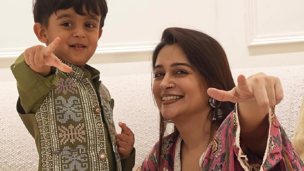 তা হলে প্রশ্ন জাগতেই পারে, ধারাবাহিক না হলে ঠিক কীসের মাধ্যমে দর্শকদের সামনে আসছেন দীপিকা? আসলে ছোট প্রজেক্টের মাধ্যমেই আপাতত বিনোদন জগতে নিজের দ্বিতীয় ইনিংস শুরু করতে চলেছেন তিনি। আর এই কাজে তিনি সবথেকে বেশি সাপোর্ট পেয়েছেন নিজের পরিবারের। Instagram
