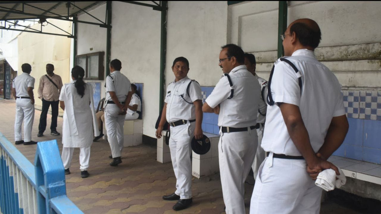কলকাতার রাস্তায় পুলিশকে অনেকক্ষণ দাঁড়িয়ে কাজ করতে হয়। প্রচন্ড রোদে গাঢ় রঙয়ের পোশাকে বেশি গরম লাগতে পারে। সাদা পোশাক তুলনামূলক কম তাপ শোষণ করে। তাই দীর্ঘ সময় বাইরে কাজ করার ক্ষেত্রে সাদা পোশাক কিছুটা আরাম দিতে পারে। (Credit - Getty Images) 