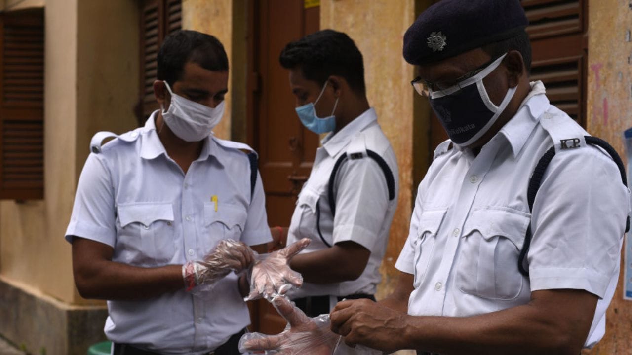 ভারতের বিভিন্ন শহর ও রাজ্যের পুলিশের ইউনিফর্ম এক নয়। কলকাতা পুলিশের সাদা পোশাক তাদের আলাদা পরিচয় তৈরি করেছে। বহু বছর ধরে মানুষ এই পোশাক দেখেই কলকাতা পুলিশকে চিনছে। তাই এটি স্রেফ পোশাক নয়, কলকাতা পুলিশের একটি পরিচিত চিহ্নও। (Credit - Getty Images) 