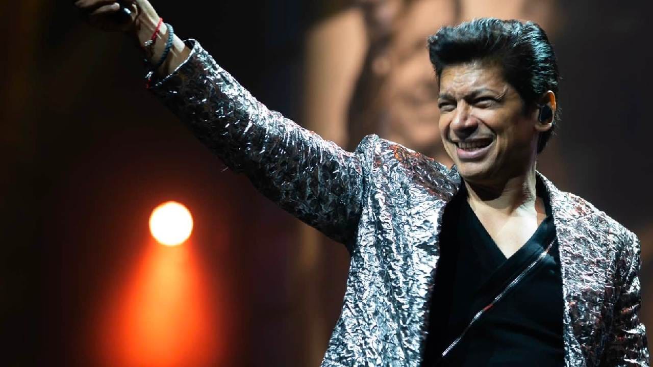 মুহূর্তের মধ্যে পেট্রোল পাম্পে রীতিমতো হইচই পড়ে যায় এবং ভিড় জমে যায়। পরিস্থিতি এমন পর্যায়ে পৌঁছায় যে, শান নিজেও বুঝতে পারছিলেন না ঠিক কী ঘটছে। তিনি কার্যত হতবাক হয়ে দাঁড়িয়েছিলেন, কারণ এমন পরিস্থিতির মুখোমুখি তিনি আগে কখনও হননি।