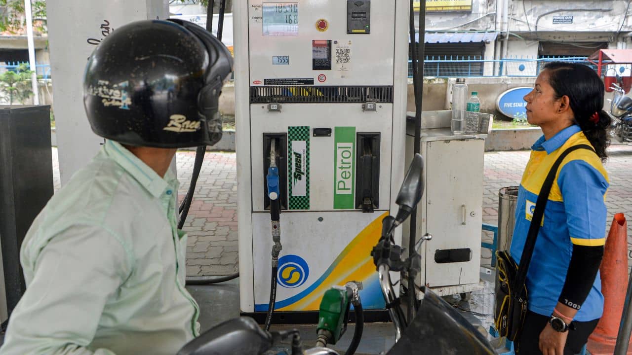 Fuel Price Hike: ট্রাম্পের একটা সই বাকি! উৎসবের মরশুম শুরুর আগেই ভারতে পেট্রোল-ডিজেলের দাম বেড়ে যাবে?