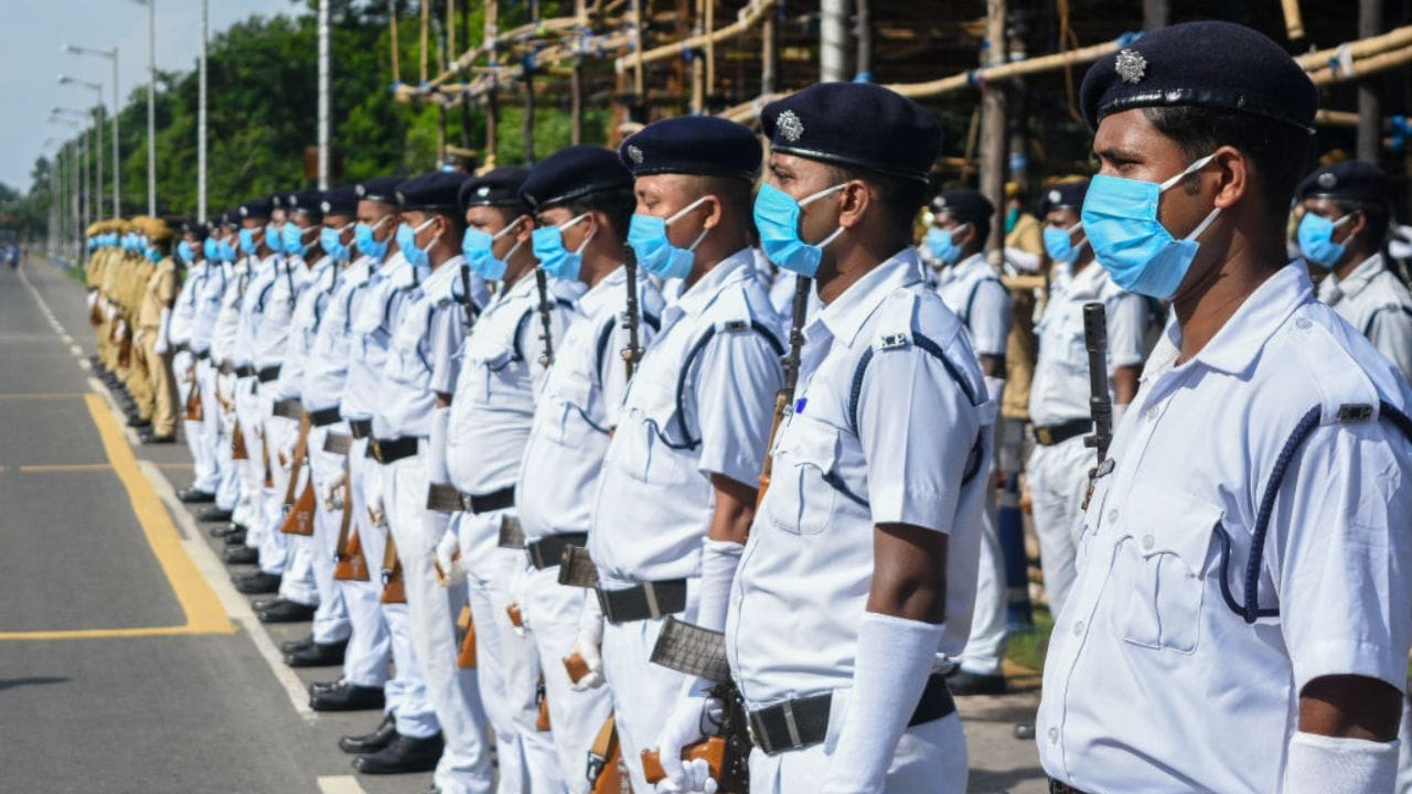 সাদা পোশাক আসলে দূর থেকে চেনা যায়। সহজে চোখে পড়ে। রাস্তায় বা ভিড়ের মধ্যে পুলিশকর্মীকে দ্রুত চেনা প্রয়োজন। সাদা ইউনিফর্ম থাকার কারণে সাধারণ মানুষ সহজেই বুঝতে পারেন, কোথায় পুলিশ দাঁড়িয়ে আছেন। জরুরি সময়ে তাই পুলিশের সাহায্য নেওয়াও সহজ নয়। (Credit - Getty Images