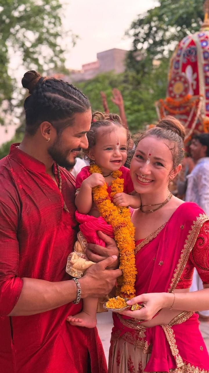 স্ত্রী চিন্তামনি ও কন্যাকে গান শুনিয়ে সকাল শুরু গৌরবের