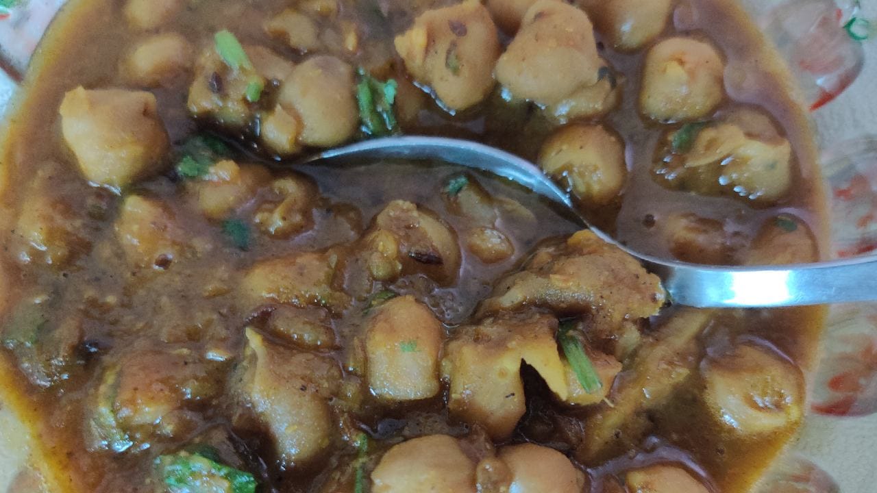তাই এরপর থেকে কোনও বিদেশি বন্ধুকে আমাদের এই দেশি পদটি খাওয়াতে নিয়ে গেলে অনায়াসেই তাকে ইংরেজি নামটি বলতে পারেন। তবে নাম যাই হোক না কেন, বাঙালির কাছে এটি চিরকালই শুধুই ঘুগনি হিসেবেই রাজত্ব করবে। এর স্বাদ ও নস্টালজিয়া কখনও কোনও বিদেশি নামের আড়ালে হারিয়ে যাওয়ার নয়। Getty Images
