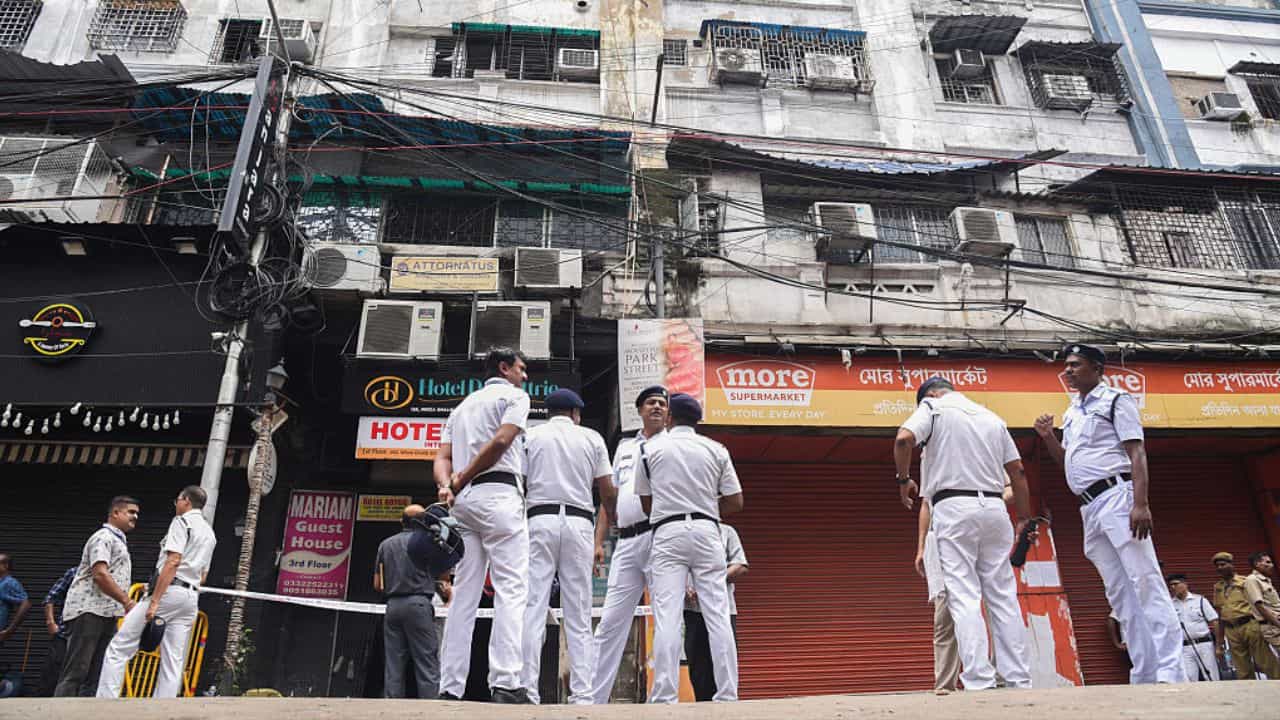 কলকাতায় গরম ও আদ্রতা অনেক বেশি। তাই পুলিশের জন্য এমন পোশাক দরকার ছিল, যা গরমে তুলনামূলক স্বস্তি দেবে। সাদা রং সূর্যের আলো বেশি প্রতিফলিত করে ও কালো বা গাঢ় রংয়ের মতো তাপশোষণ করে না। তাই সাদা পোশাক ব্যবহার করা সুবিধাজনক। (Credit - Getty Images)