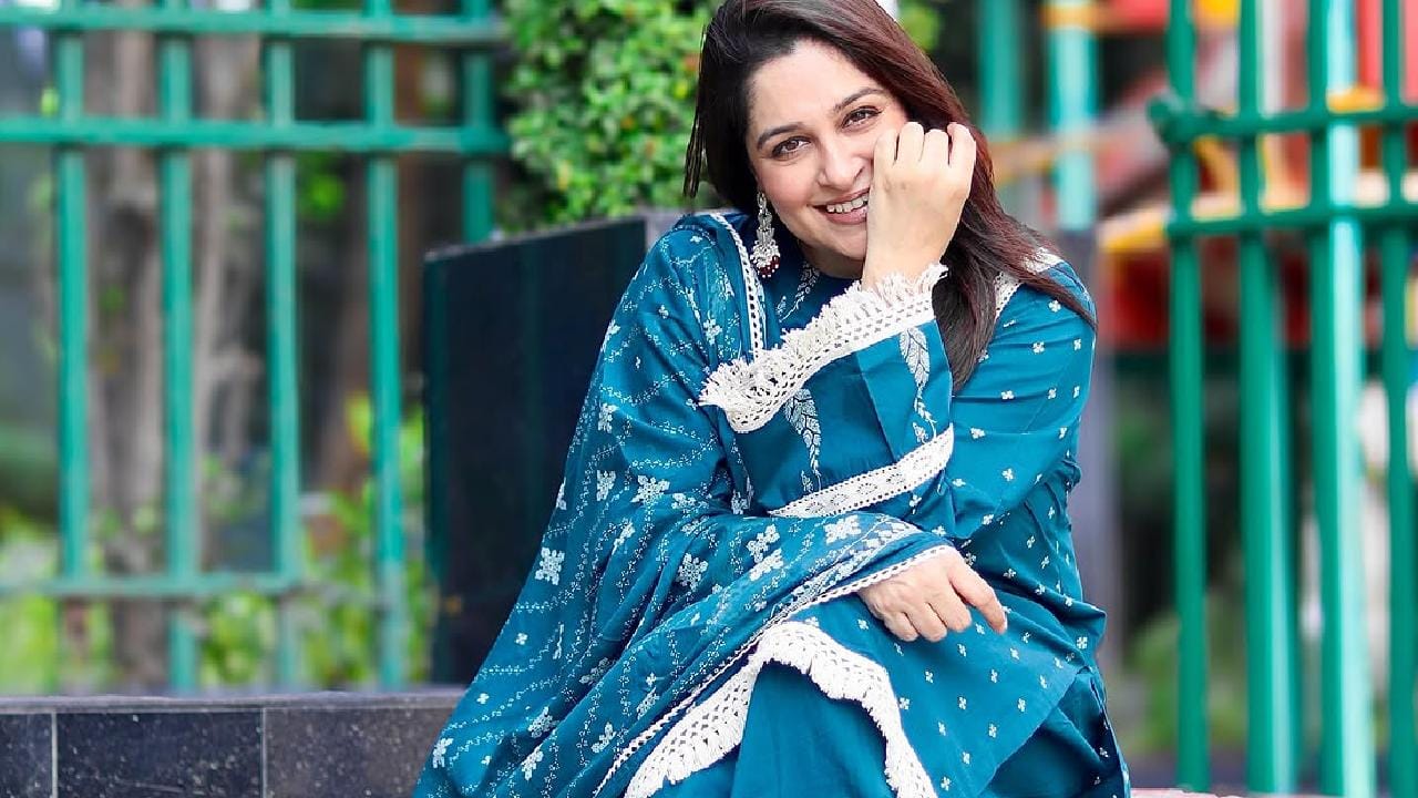 এই মুহূর্তে মেগা ধারাবাহিকের জন্য প্রতিদিন লম্বা সময় ধরে শুটিং করা তাঁর পক্ষে একেবারেই সম্ভব নয়। ভ্লগে দীপিকা জানিয়েছেন, ক্যানসারের চিকিৎসা এখনও চলছে এবং তার কিছু পার্শ্বপ্রতিক্রিয়াও রয়ে গিয়েছে। তাই বর্তমান পরিস্থিতিতে মেগায় ফেরা নিয়ে তাঁর মনে কোনও আক্ষেপও নেই। Instagram