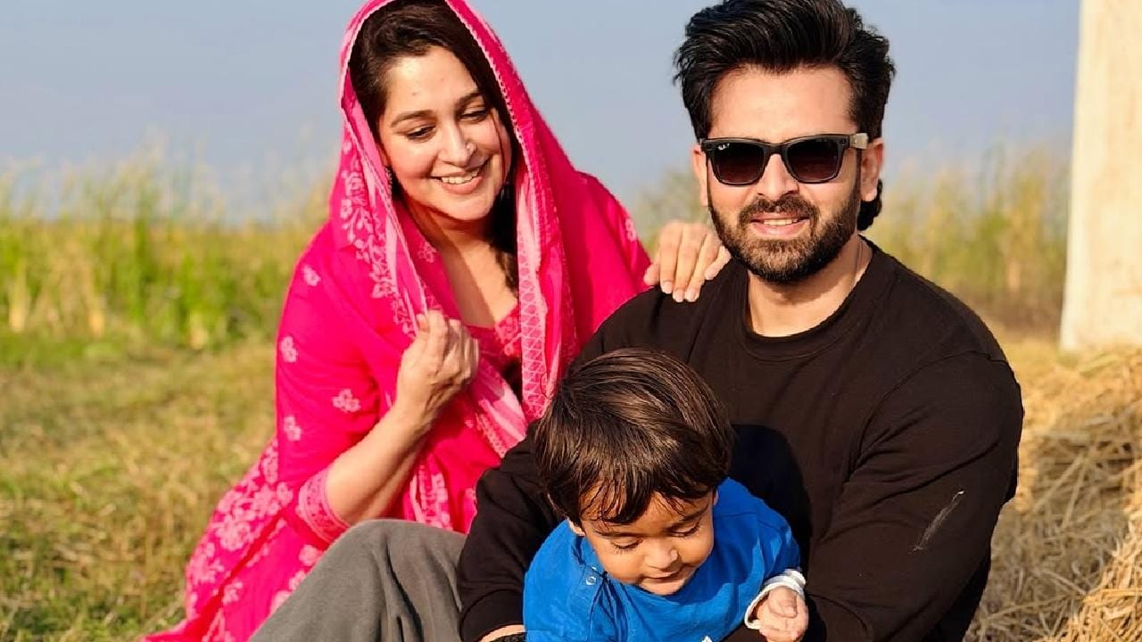 নতুন প্রজেক্টের শুটিং ফ্লোরে নামার আগে রীতিমতো কঠোর রিহার্সালও করেছেন দীপিকা। তবে সেই প্র্যাকটিস করতে গিয়েই তিনি হাড়ে হাড়ে টের পেয়েছেন যে আগের তুলনায় শরীর অনেকটাই দুর্বল হয়ে পড়েছে। তাঁকে প্রায় দশ মিনিট অন্তর অন্তর ছোট বিরতি নিতে হচ্ছিল। Instagram