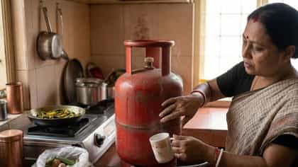 ভারী সিলিন্ডার তুলতেই হবে না! এক মগ গরম জলেই বুঝে নিন কতটা গ্যাস বাকি