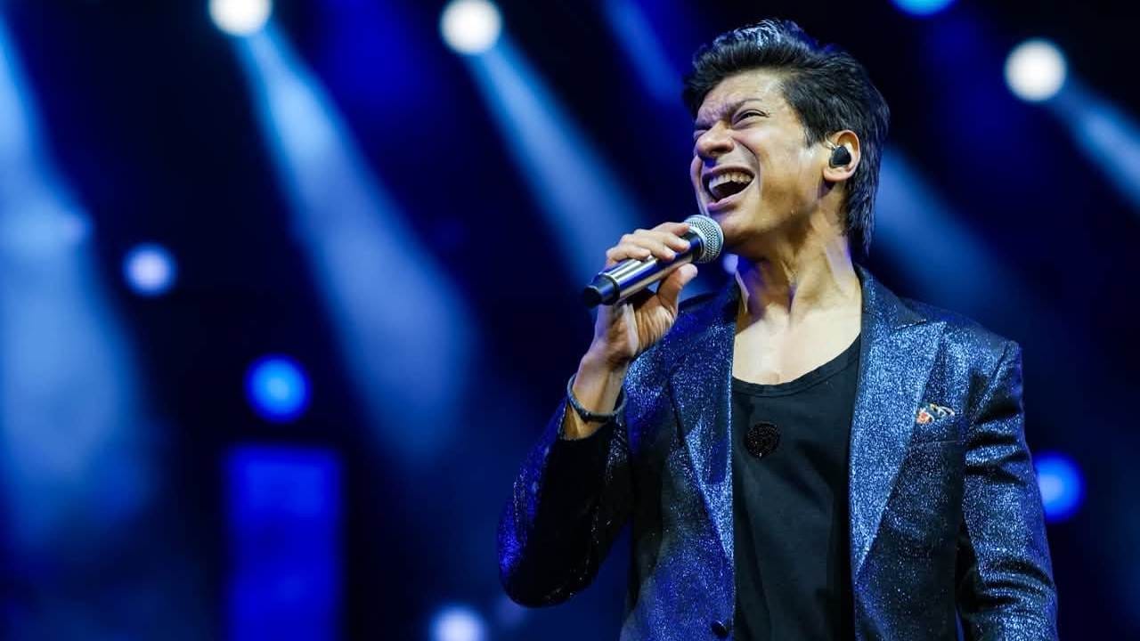 বেশ কিছুক্ষণ পর সেই স্কুলছাত্রীরা খুব কাছ থেকে শানকে দেখার পর নিজেদের ভুল বুঝতে পারে। তারা বুঝতে পারে যে এই ব্যক্তি আদতে শাহরুখ খান নন, অন্য কেউ। মোহভঙ্গ হওয়ার পর তারা আর এক মুহূর্তও সেখানে না দাঁড়িয়ে চুপচাপ বাসে ফিরে যায়।