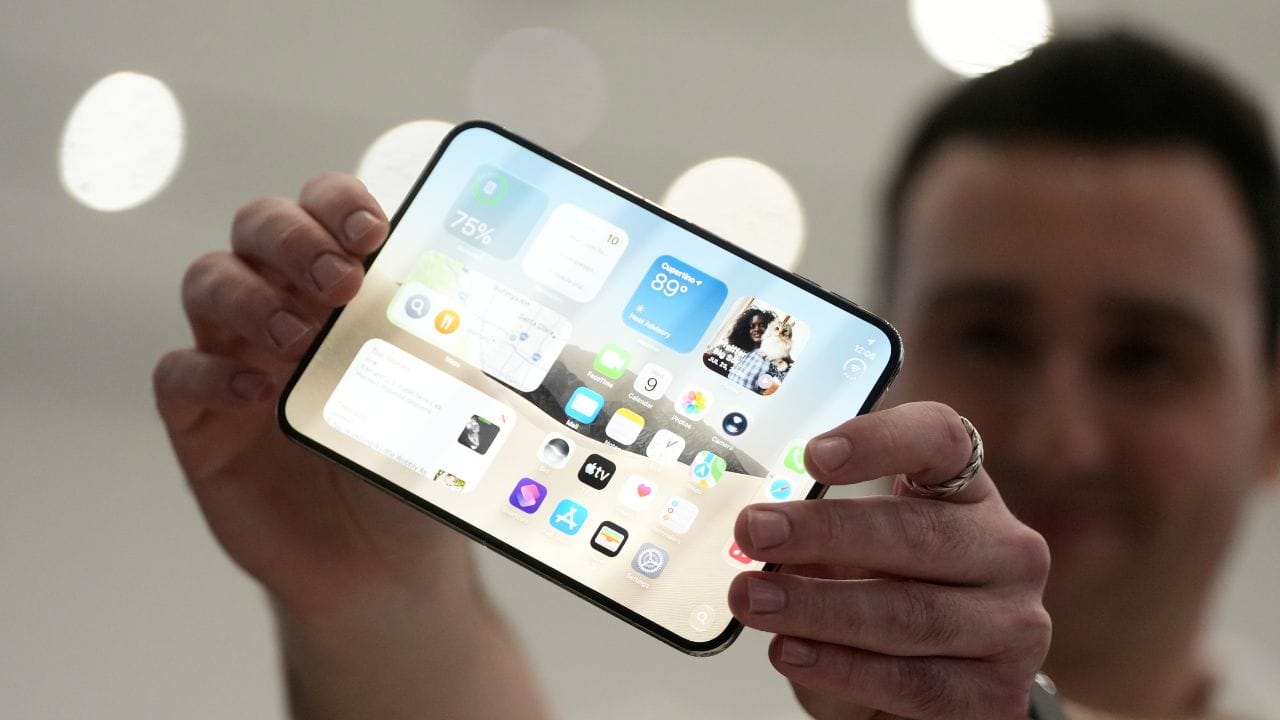 iPhone Duo: ৩ লাখের ফোল্ডেবল iPhone Duo ফোন কিনতে পারবেন ১ লাখ ৯০ হাজারেই! কীভাবে?