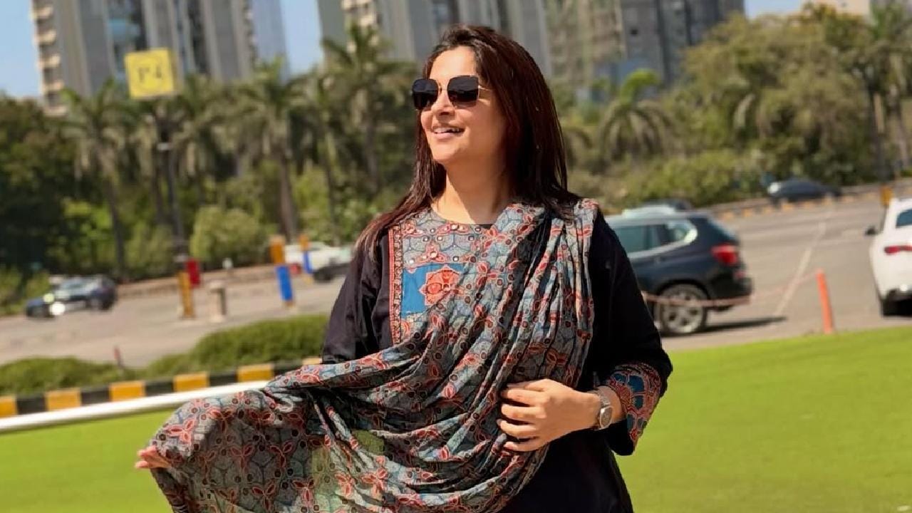 আপাতত শারীরিক সমস্ত প্রতিকূলতা মেনেই ধীরে ধীরে সামনের দিকে এগিয়ে যেতে চান ক্যানসার জয়ী অভিনেত্রী। শোয়েবের সঙ্গে তাঁর এই নতুন মিউজিক ভিডিয়ো দর্শকদের মন জয় করবে বলেই আশা করা হচ্ছে। অনুরাগীদের অফুরন্ত ভালোবাসাই তাঁকে কখনও হার না মানার সাহস জোগায়। Instagram
