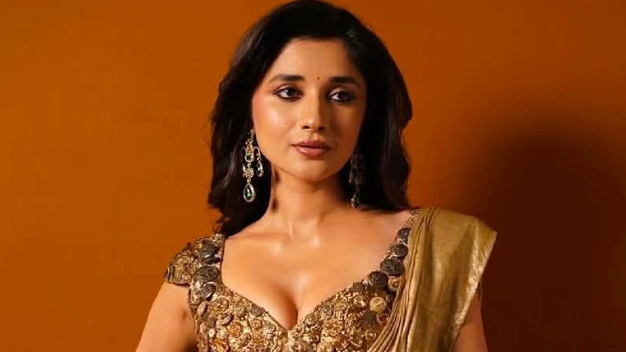 হিন্দি ধারাবাহিক ‘গুড্ডন তুমসে না হো পায়েগা’-খ্যাত জনপ্রিয় অভিনেত্রী কণিকা মান ছোটপর্দার অন্যতম মিষ্টি মুখ। অতীতেও বেশ কিছু রিয়্যালিটি প্ল্যাটফর্মে নিজের মানসিক শক্তির পরিচয় দিয়েছেন তিনি। এবার বিগ বসের মতো বিতর্কিত প্ল্যাটফর্মে তাঁর চেনা ইমেজ ধরে রেখে খেলা এগিয়ে নিয়ে যাওয়াই হবে আসল চ্যালেঞ্জ। Facebook