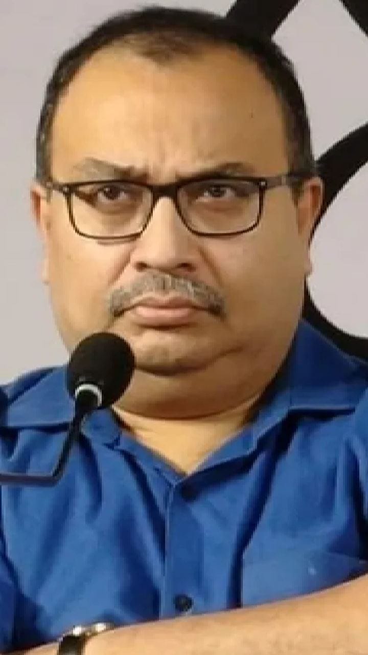 'শমীকবাবু একটা যাত্রাপালার বিবেকের ভূমিকায় অভিনয় করছেন'