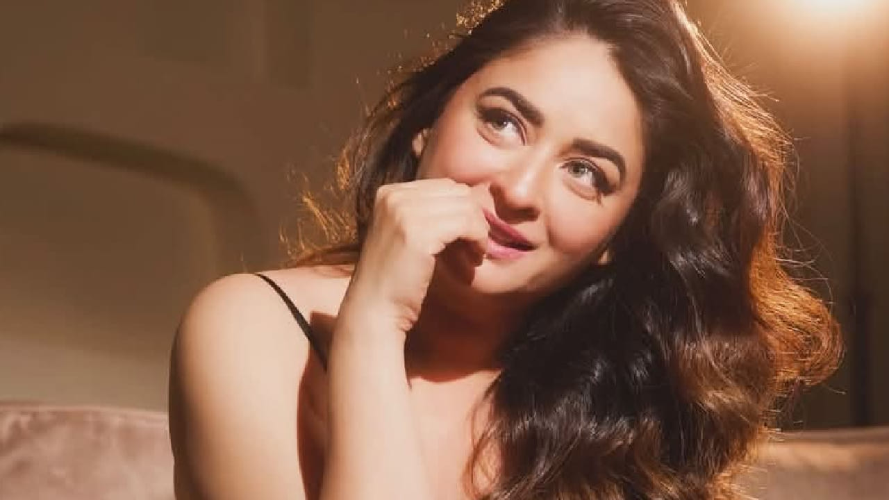 ‘বালিকা বধূ’ এবং ‘লাগি তুঝসে লগন’-এর মতো মেগা হিট ধারাবাহিকের সুবাদে ঘরে ঘরে পরিচিত মুখ মাহি ভিজ। টেলিভিশনের দীর্ঘদিনের পোড়খাওয়া এই অভিনেত্রী ড্রামা ও ইমোশনে বেশ পারদর্শী। বহু বছর পর ছোটপর্দায় তাঁর এই প্রত্যাবর্তন এবং বিগ বসের কঠিন খেলায় অংশ নেওয়া দর্শকদের কাছে বড় পাওনা। Facebook