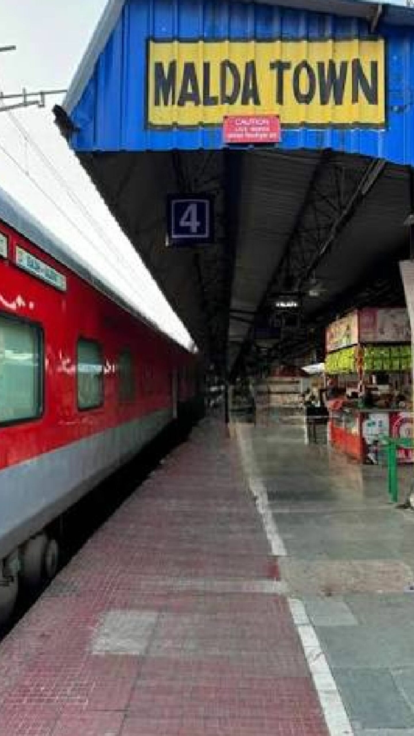 মালদার ভূতনিতে সরকারি ত্রাণের ত্রিপল বিক্রি হচ্ছে খুল্লমখুল্লা!