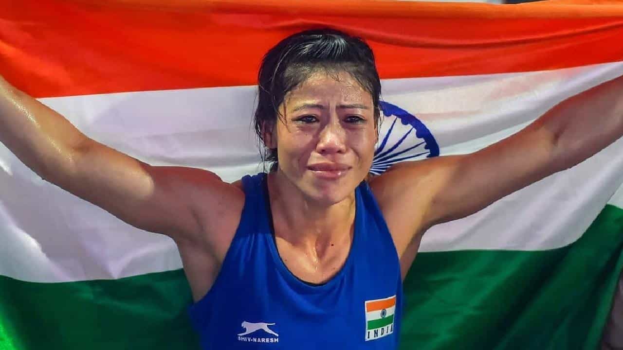 ভারতের কিংবদন্তি বক্সার তথা ছ’বারের বিশ্ব চ্যাম্পিয়ন মেরি কম এবার বিগ বসের মঞ্চে। অলিম্পিক্সে ব্রোঞ্জজয়ী এই তারকা ক্রীড়াবিদকে সলমনের ঘরে দেখা নিঃসন্দেহে এই সিজনের সবথেকে বড় চমক হতে চলেছে। রিংয়ের লড়াই পেরিয়ে এবার ঘরের অন্দরের কূটনীতিতে তিনি কীভাবে নিজের জায়গা ধরে রাখেন, তা দেখতে মুখিয়ে রয়েছেন দর্শকরা। Facebook