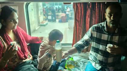 স্টপেজ না থাকা সত্ত্বেও ট্রেন থামিয়ে একরত্তির জন্য দুধ পৌঁছে দিল রেল