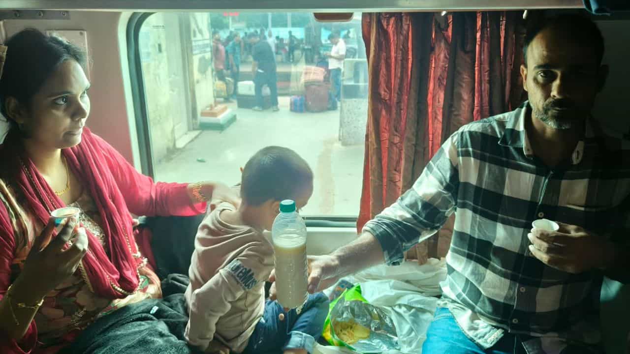 Indian Railways: ইমার্জেন্সি সিগন্যাল দিয়ে দাঁড় করানো হল দার্জিলিং মেল, তারপরই কান্না থামল শিশুর Indian Railways: ইমার্জেন্সি সিগন্যাল দিয়ে দাঁড় করানো হল দার্জিলিং মেল, তারপরই কান্না থামল শিশুর