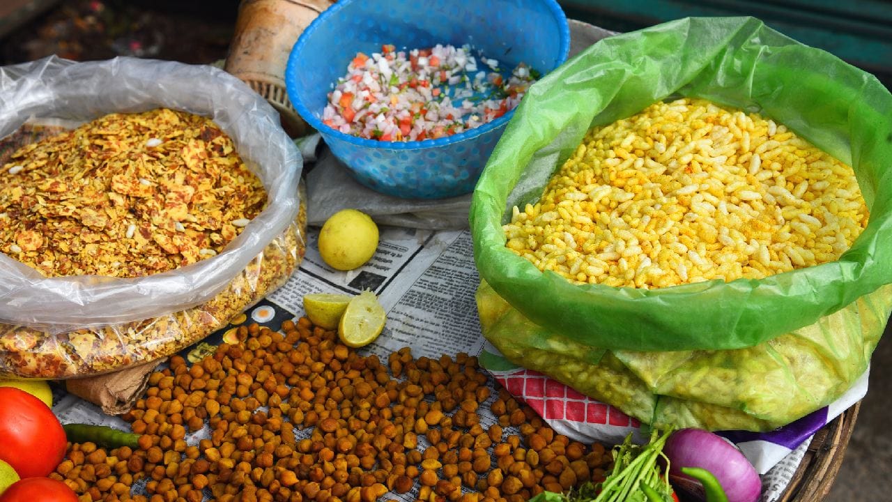 অর্থাৎ, পরের বার কেউ যদি আপনাকে মুড়ির ইংরেজি নাম জিজ্ঞেস করেন, অনায়াসেই বলতে পারেন—Puffed Rice। চায়ের সঙ্গে চানাচুর মেখে হোক, ঝালমুড়ি হোক বা শুধু একমুঠো শুকনো মুড়ি, বাঙালির এই চেনা খাবারটি নিজের স্বাদ আর ঐতিহ্য নিয়ে আজও সমান জনপ্রিয়। Getty Images