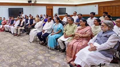 কথা শুনল না স্পিকারও, আরও চাপে পড়ে গেলেন কাকলি-সুদীপরা!