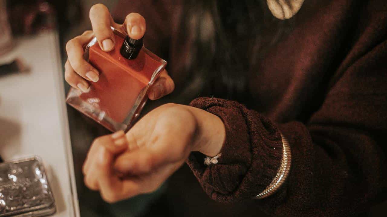 Long lasting perfume: পারফিউমের গন্ধ থাকবে অনেকক্ষণ, স্প্রে করার আগে জাস্ট এটা করুন Long lasting perfume: পারফিউমের গন্ধ থাকবে অনেকক্ষণ, স্প্রে করার আগে জাস্ট এটা করুন