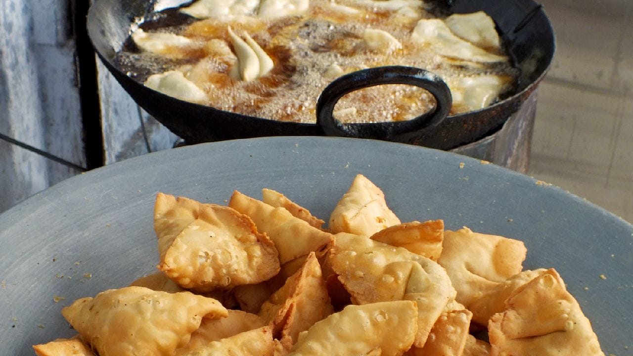 সিঙারার গঠন বোঝাতে ইংরেজিতে অনেক সময় ‘savoury pastry’ বা ‘triangular pastry’ ধরনের বর্ণনা ব্যবহার করা হয়। তবে এগুলি সিঙারার নির্দিষ্ট ইংরেজি নাম নয়। পশ্চিমী পেস্ট্রির সঙ্গে বাহ্যিক মিল থাকলেও মশলা ও পুরের বৈশিষ্ট্যের কারণে সিঙারার স্বাদ একেবারেই আলাদা। Getty Images