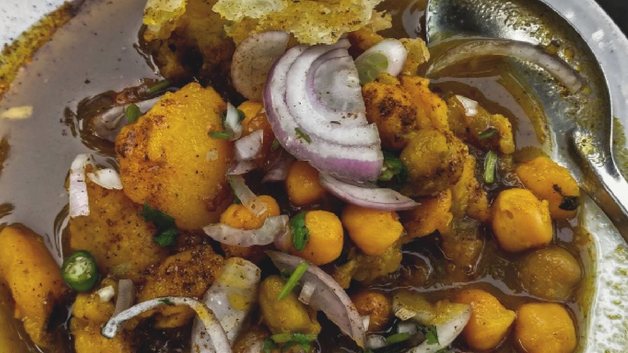 শুধু স্বাদ নয়, পুষ্টিগুণের দিক থেকেও এই পদটি কিন্তু একেবারেই পিছিয়ে নেই। মটরে প্রচুর পরিমাণে প্রোটিন ও ফাইবার থাকে, যা শরীরের জন্য অত্যন্ত উপকারী একটি উপাদান। তবে রাস্তার খোলা খাবার খাওয়ার সময় পরিচ্ছন্নতার বিষয়টিও সবসময় মাথায় রাখা অত্যন্ত জরুরি। Getty Images
