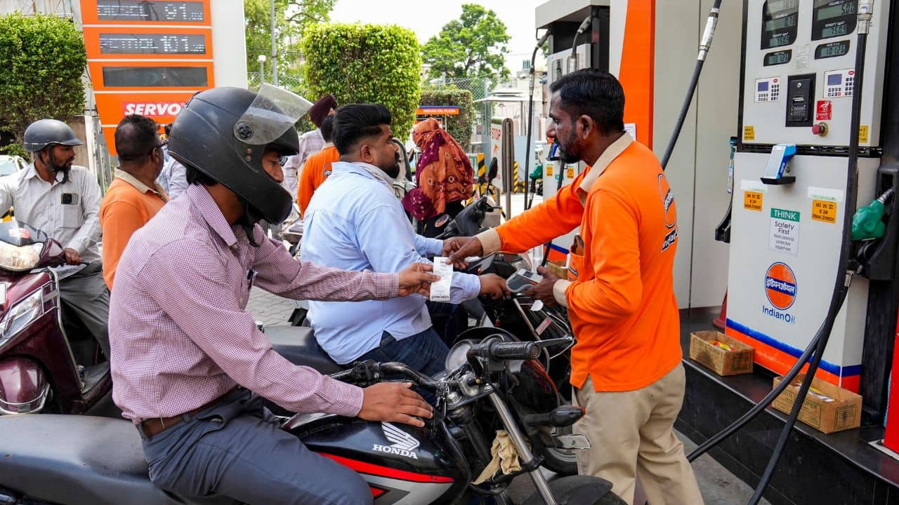 Petrol Pump on UPI MDR: UPI নয়, পেট্রোল পাম্পে ফের ক্যাশেই পেমেন্ট করতে হবে? বড় হুঁশিয়ারি ডিলারদের