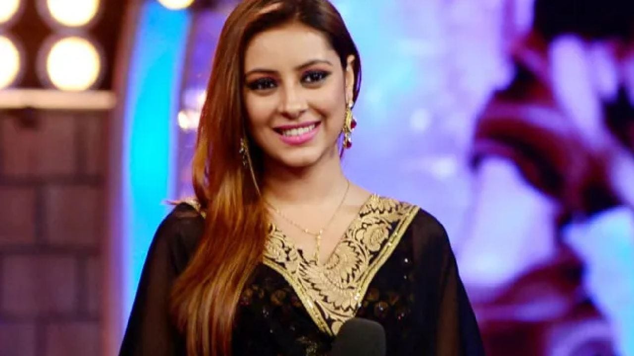 ‘বালিকা বধূ’-র আনন্দী চরিত্রের হাত ধরে ঘরে ঘরে রাজত্ব করা বাঙালি অভিনেত্রী প্রত্যুষা বন্দ্যোপাধ্যায়ের শেষ পরিণতি এখনও চোখে জল এনে দেয়। ২০১৬ সালের এপ্রিল মাসে মুম্বইয়ের ফ্ল্যাট থেকেই উদ্ধার হয়েছিল মাত্র ২৪ বছর বয়সি প্রত্যুষার ঝুলন্ত দেহ। ‘বিগ বস ৭’-এর ঘরে নজর কাড়া এই মিষ্টি মেয়ের এমন মর্মান্তিক মৃত্যু আজও একাধিক উত্তরহীন রহস্যের জন্ম দেয়। Ani