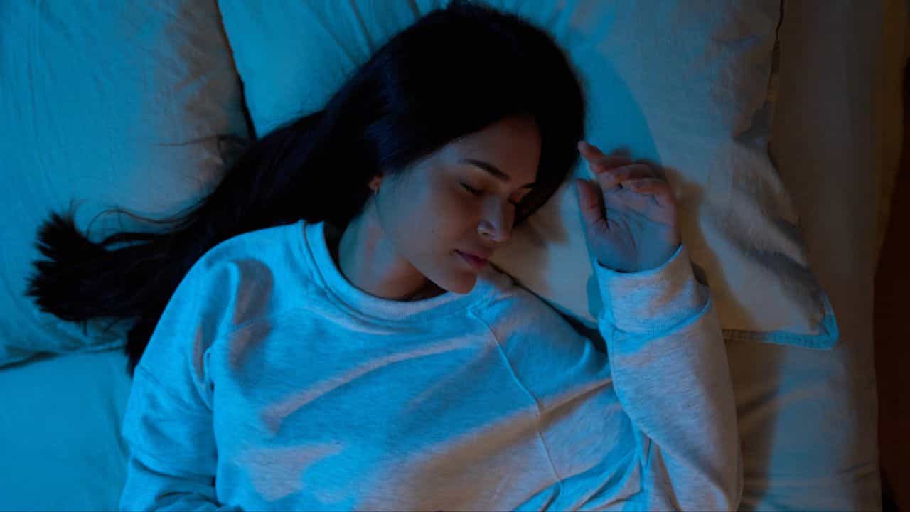 Sleep At Night: ঘুমনোর সময় শরীর হঠাৎ কেঁপে ওঠে? কারণ জানলে চমকে যাবেন! Sleep At Night: ঘুমনোর সময় শরীর হঠাৎ কেঁপে ওঠে? কারণ জানলে চমকে যাবেন!