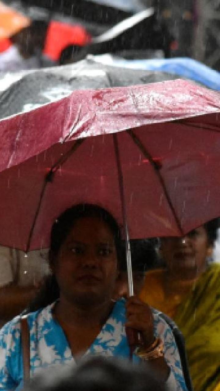 সকালেই নিম্নচাপের বৃষ্টি শুরু কলকাতায়