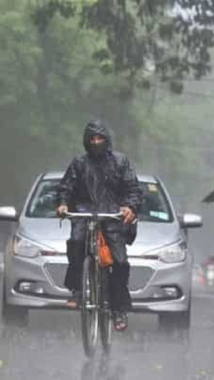 বাংলার আকাশে ফের নিম্নচাপের চোখরাঙানি, আজ থেকেই বৃষ্টি! কোথায় কতটা?